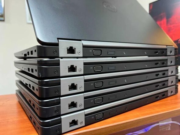 Ноутбук Dell Latitude E5570 / 15.6&quot; (1920x1080) IPS / Intel Core i5-6440HQ (4 ядра по 2.6 - 3.5 GHz) / 8 GB DDR4 / 256 GB SSD / Intel HD Graphics 530 / WebCam / HDMI / Windows 10 - 4