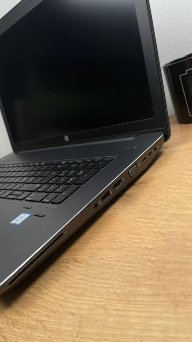 Мобильная рабочая станция HP ZBook 17 G3 / 17.3&quot; (1920x1080) IPS / Intel Core i7-6820HQ (4 (8) ядра по 2.7 - 3.6 GHz) / 16 GB DDR4 / 256 GB SSD M.2 + 500 GB HDD / nVidia Quadro M1000M, 2 GB GDDR3, 128-bit / WebCam / АКБ не держит - 4