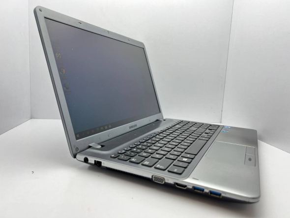 Ноутбук Б-класс Samsung NP350V5C / 15.6&quot; (1366x768) TN / Intel Core i5-3210M (2 (4) ядра по 2.5 - 3.1 GHz) / 8 GB DDR3 / 500 GB HDD / Intel HD Graphics 4000 / WebCam - 3