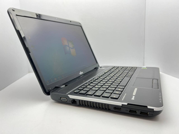 Ноутбук Fujitsu LifeBook AH531 / 15.6&quot; (1366x768) TN / Intel Pentium B960 (2 ядра по 2.2 GHz) / 4 GB DDR3 / 320 GB HDD / Intel HD Graphics 2nd Generation / WebCam - 3
