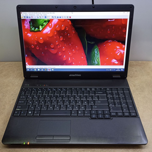 Ноутбук Acer eMachines E528 / 15.6&quot; (1366x768) TN / Intel Celeron T3500 (2 ядра по 2.1 GHz) / 4 GB DDR2 / 250 GB HDD / Intel GMA Graphics 4500M / WebCam / АКБ не держит - 2