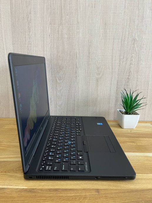 Ноутбук Dell Latitude E5550 / 15.6&quot; (1366x768) TN / Intel Core i3-5010U (2 (4) ядра по 2.1 GHz) / 16 GB DDR3 / 128 GB SSD / Intel HD Graphics 5500 / WebCam / Fingerprint - 3