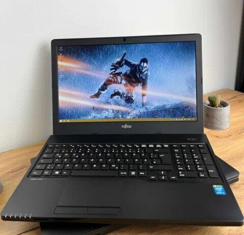 Ноутбук Fujitsu LifeBook A555 / 15.6&quot; (1366х768) TN / Intel Core i3-5005U (2 (4) ядра по 2.0 GHz) / 8 GB DDR3 / 500 Gb HDD / Intel HD Graphics 5500 / WebCam / Windows 10 PRO Lic - 2