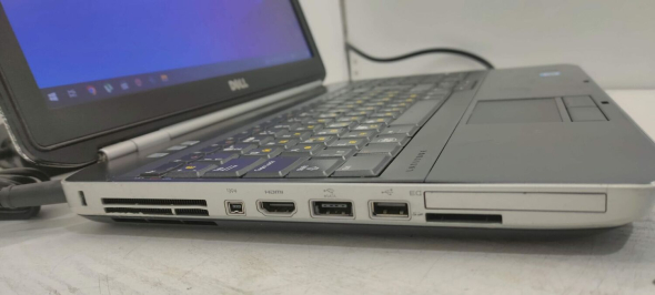Ноутбук Б-класс Dell Latitude E5520 / 15.6&quot; (1366x768) TN / Intel Core i3-2330M (2 (4) ядра по 2.2 GHz) / 4 GB DDR3 / 500 GB HDD / Intel HD Graphics 3000 / WebCam - 4
