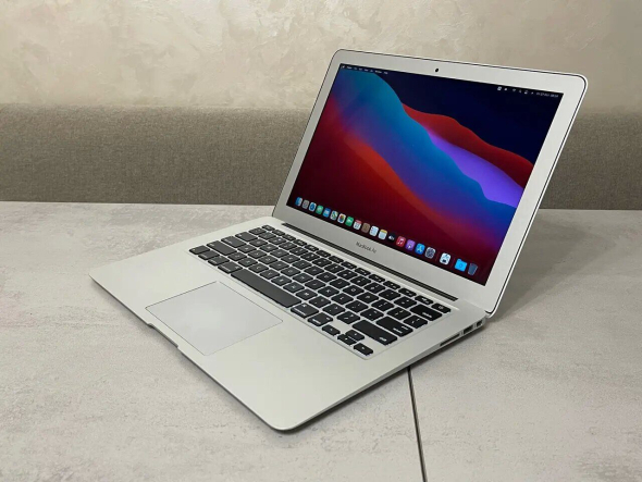 Ультрабук Б-класс Apple Macbook Air 13 2017 / 13.3&quot; (1440x900) TN / Intel Core i5-5350U (2 (4) ядра по 1.8 - 2.9 GHz) / 8 GB DDR3 / 256 GB SSD / Intel HD Graphics 6000 / WebCam / Thunderbolt 2 - 3