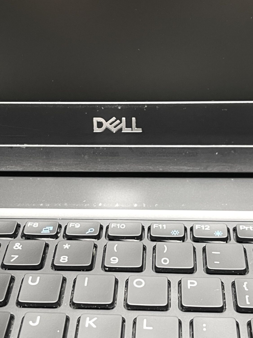 Ультрабук Б-класс Dell Latitude 5590 / 15.6&quot; (1366x768) TN / Intel Core i5-8250U (4 (8) ядра по 1.6 - 3.4 GHz) / 8 GB DDR4 / 256 GB SSD / Intel UHD Graphics 620 / WebCam - 9